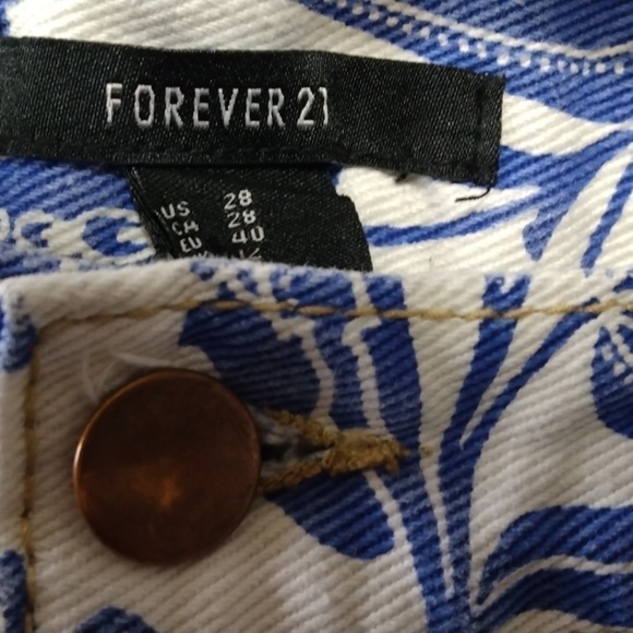 Forever 21 White &Blue Print Denim Shorts size 28 - Picture 3 of 5
